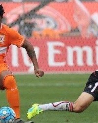  里昂队长续约三年成球队后防定海神针  