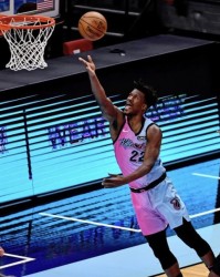  巴特勒关键球热火险胜尼克斯  