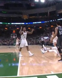  字母哥肘击对手被联盟禁赛两场  