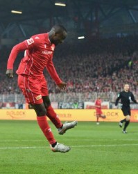  德甲黑马弗赖堡爆冷击败拜仁引热议  