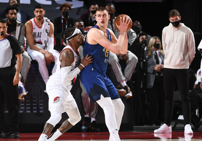  掘金队加时险胜雄鹿登顶西部  