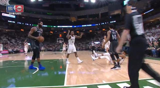  字母哥肘击对手被联盟禁赛两场  